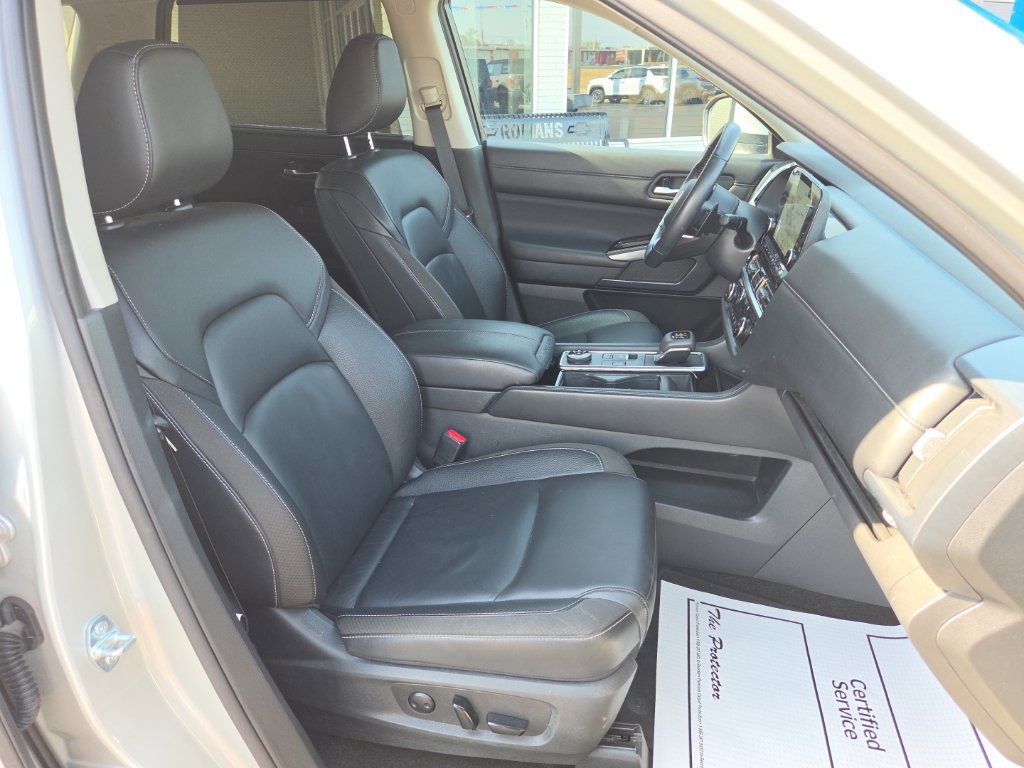 Used 2025 Nissan Pathfinder SL AWD/4WD image 6