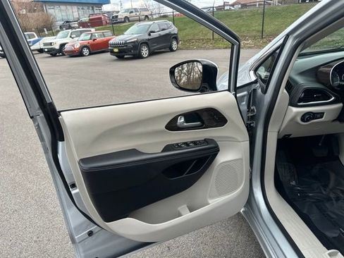 Used 2023 Chrysler Pacifica Limited image 32