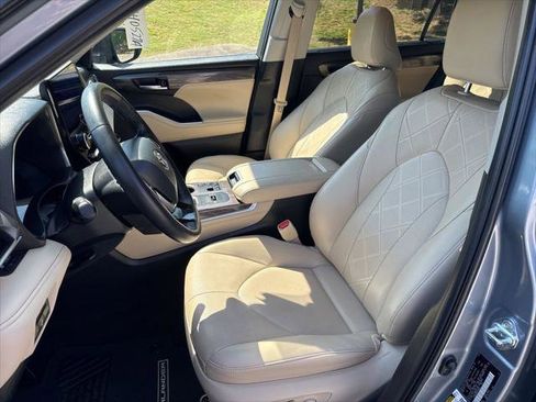 Certified 2024 Toyota Highlander Platinum FWD image 11