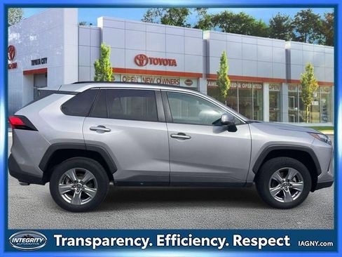 Used 2022 Toyota RAV4 XLE w/ Carpet Mat Package (TMS) image 5