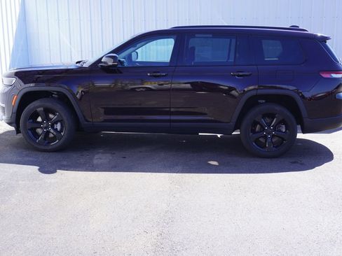 Used 2023 Jeep Grand Cherokee L Limited w/ Black Appearance Package image 3