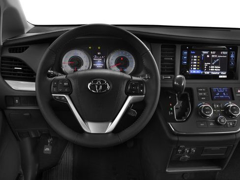 Used 2016 Toyota Sienna SE FWD image 9