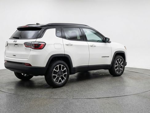 Used 2025 Jeep Compass Trailhawk AWD/4WD image 9