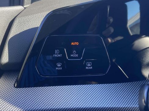 Certified 2025 Volkswagen GTI SE image 22