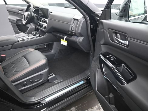 New 2026 Nissan Pathfinder Platinum w/ Cargo Package FWD image 22
