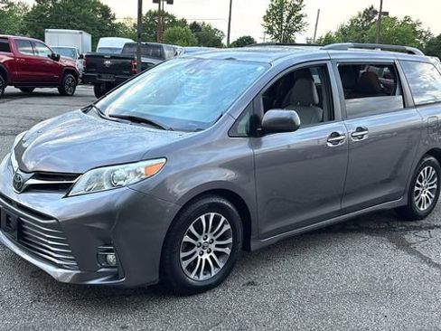 Used 2018 Toyota Sienna XLE Premium w/ Carpet Mat Package FWD image 2