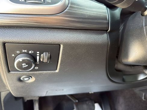 Used 2019 Jeep Grand Cherokee Laredo AWD/4WD image 17
