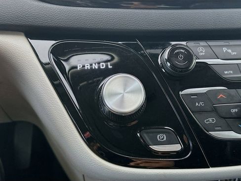 Used 2024 Chrysler Pacifica Touring-L image 16