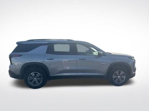 Used 2025 Chevrolet Traverse LT FWD image 6
