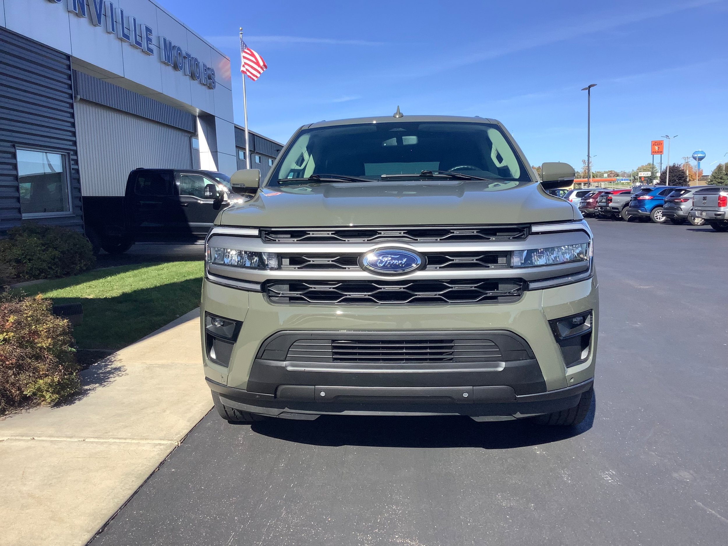 Used 2024 Ford Expedition Max XLT AWD/4WD image 3