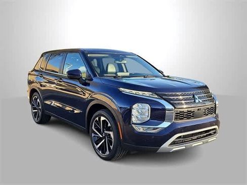 Used 2022 Mitsubishi Outlander SE image 2