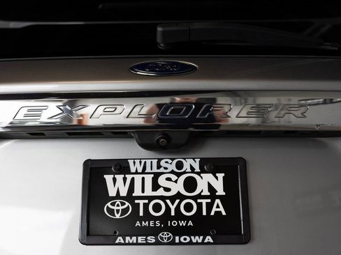 Used 2021 Ford Explorer XLT image 5