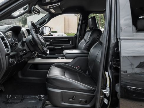 Used 2019 RAM 2500 Laramie w/ Black Appearance Package image 4