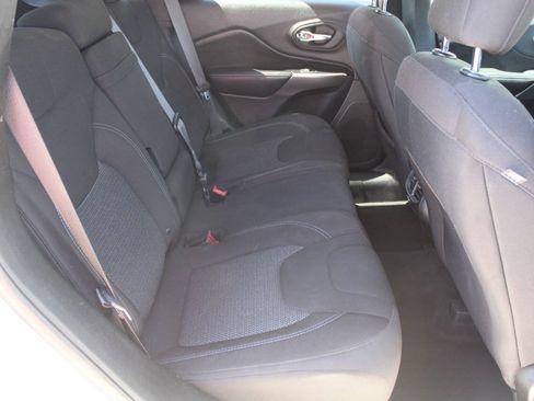 Used 2019 Jeep Cherokee Latitude w/ Popular Appearance Group AWD/4WD image 5