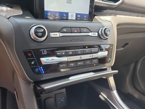Used 2020 Ford Explorer Platinum w/ Premium Technology Package AWD/4WD image 23