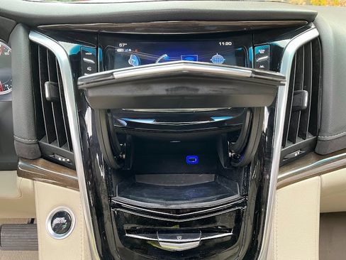 Used 2020 Cadillac Escalade ESV Premium Luxury image 18