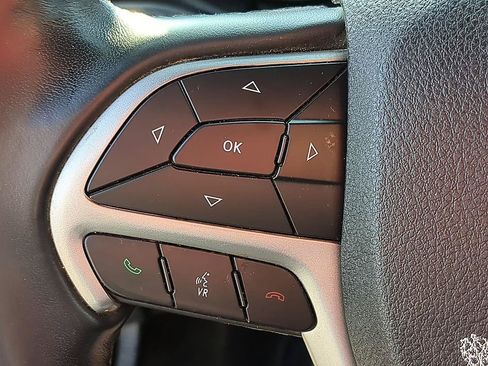 Used 2018 Jeep Grand Cherokee Laredo RWD image 16