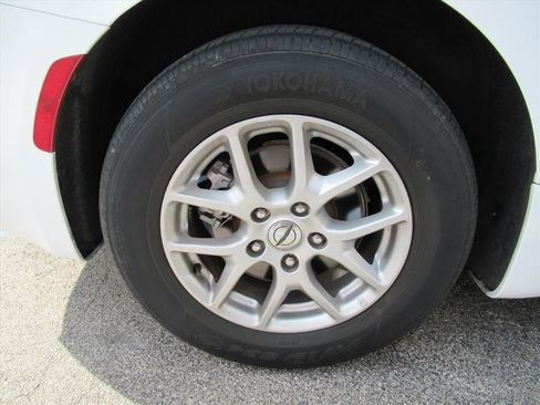 Used 2022 Chrysler Voyager LX image 5