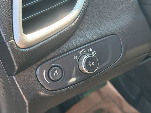 Used 2019 Chevrolet Trax LT w/ LT Convenience Package FWD image 14
