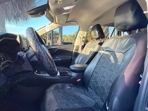 Used 2021 Toyota RAV4 LE FWD image 6