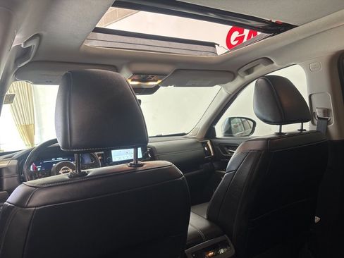 Used 2024 Nissan Pathfinder Platinum w/ Black Appearance Package image 12