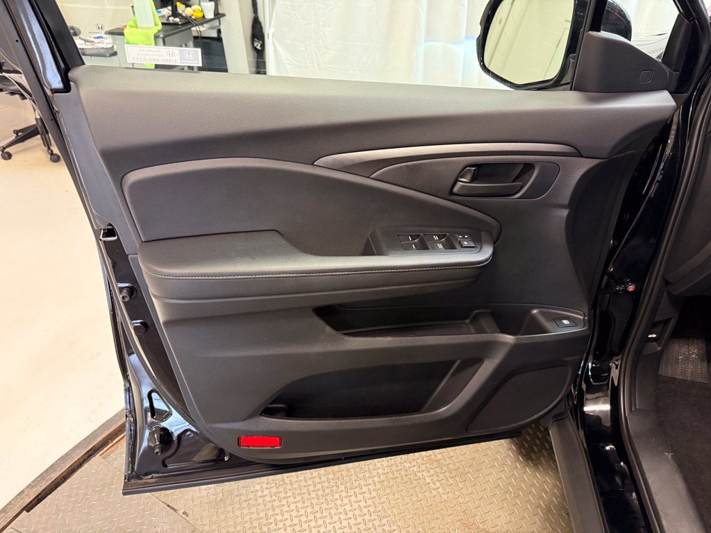 Used 2025 Honda Ridgeline Sport image 4