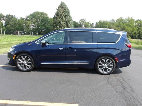 Used 2018 Chrysler Pacifica Limited FWD image 10