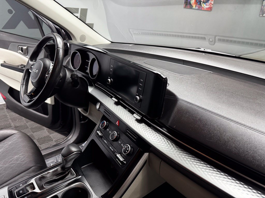 Used 2024 Kia Carnival LX FWD image 50