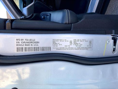 Used 2024 Jeep Grand Cherokee Altitude image 33