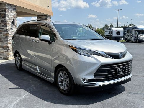 Used 2022 Toyota Sienna XLE w/ XLE Plus Package FWD image 5