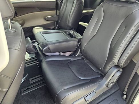 New 2026 Kia Carnival EX FWD image 9