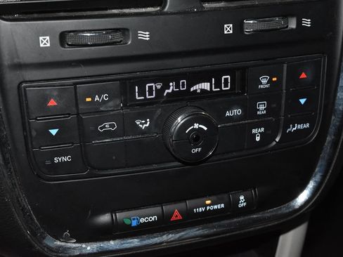 Used 2016 Chrysler Town & Country Touring FWD image 13