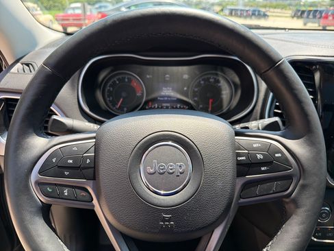 Used 2019 Jeep Cherokee Limited w/ Luxury Group AWD/4WD image 16