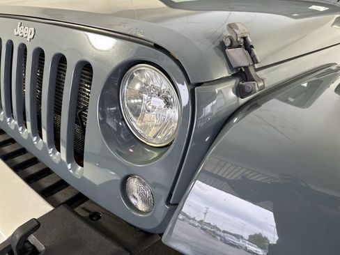 Used 2014 Jeep Wrangler Unlimited Sahara w/ Dual Top Group AWD/4WD image 26