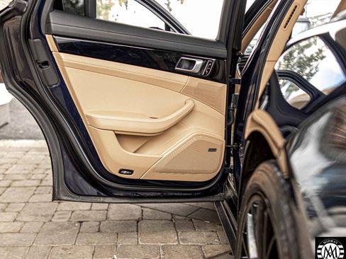 Used 2018 Porsche Panamera 4 image 32