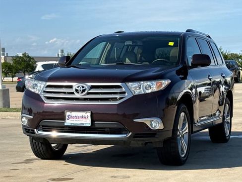 Used 2011 Toyota Highlander Limited w/ Tow Pkg FWD image 3