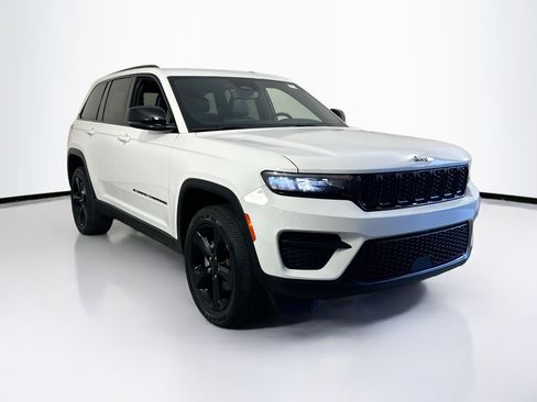 Used 2023 Jeep Grand Cherokee Altitude image 3