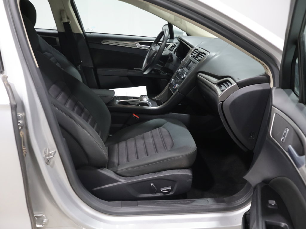 Used 2017 Ford Fusion SE FWD image 12