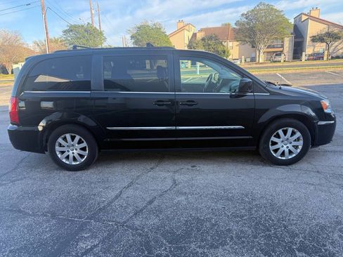 Used 2015 Chrysler Town & Country Touring image 5