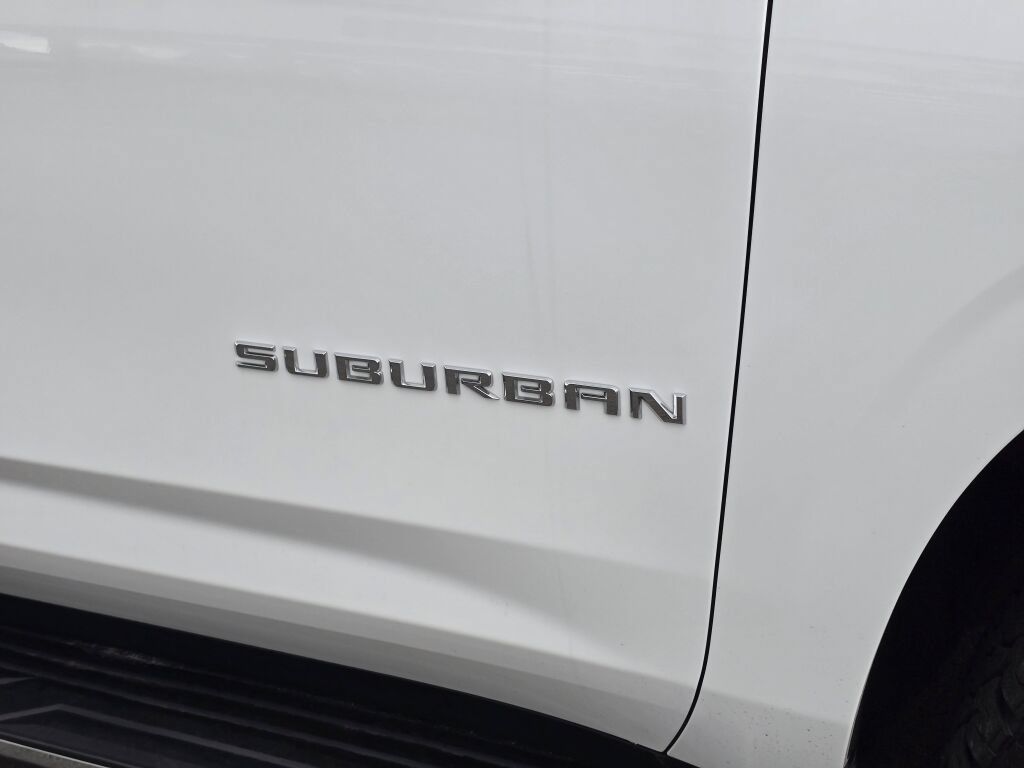 Used 2022 Chevrolet Suburban LT w/ Luxury Package AWD/4WD image 10