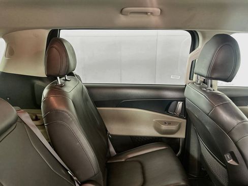 Used 2025 Kia Carnival FWD image 26