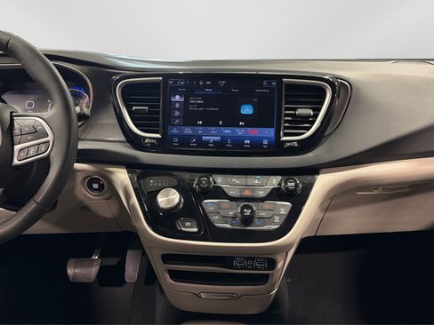 Used 2024 Chrysler Pacifica Touring-L FWD image 29