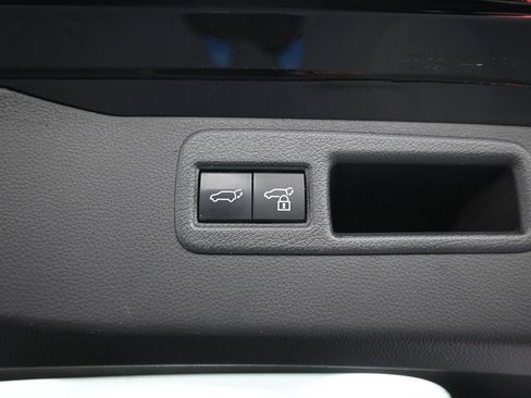 Used 2024 Toyota Venza LE AWD/4WD image 22