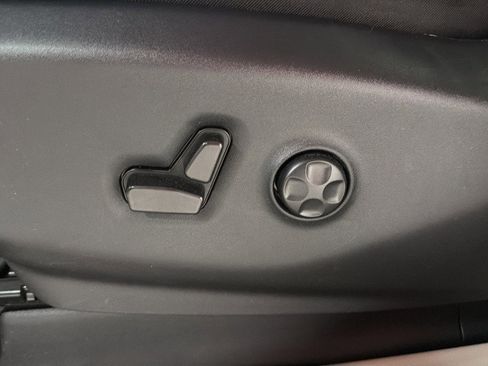 Used 2024 Chrysler Pacifica Touring-L FWD image 18
