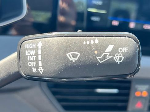 Used 2025 Volkswagen Jetta SE FWD image 26