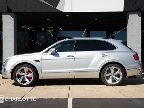 Used 2020 Bentley Bentayga Plug-In Hybrid image 8
