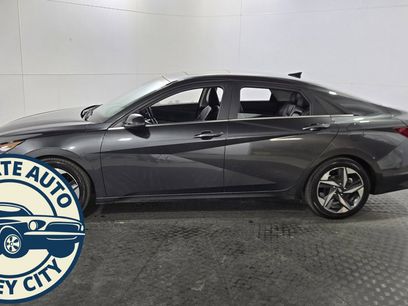 Used 2023 Hyundai Elantra Limited w/ Preferred Accessory Package