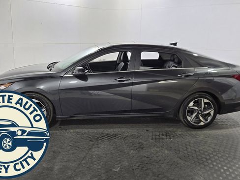 Used 2023 Hyundai Elantra Limited w/ Preferred Accessory Package image 4