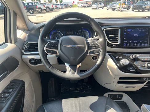 Used 2017 Chrysler Pacifica Touring-L w/ Tire & Wheel Group FWD image 17