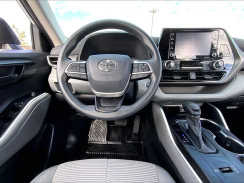 Used 2022 Toyota Highlander L image 5